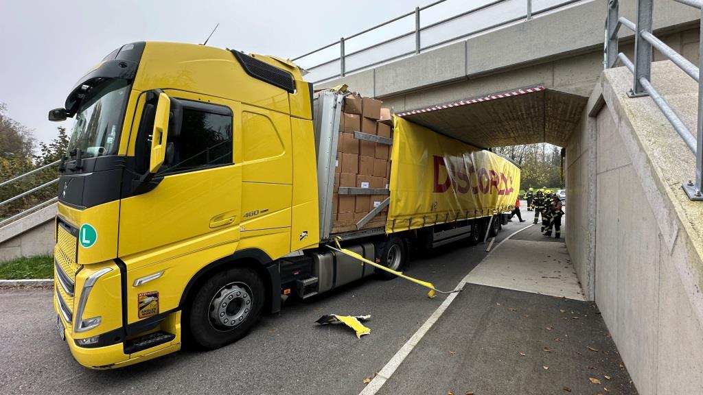 LKW steckte in Unterführung