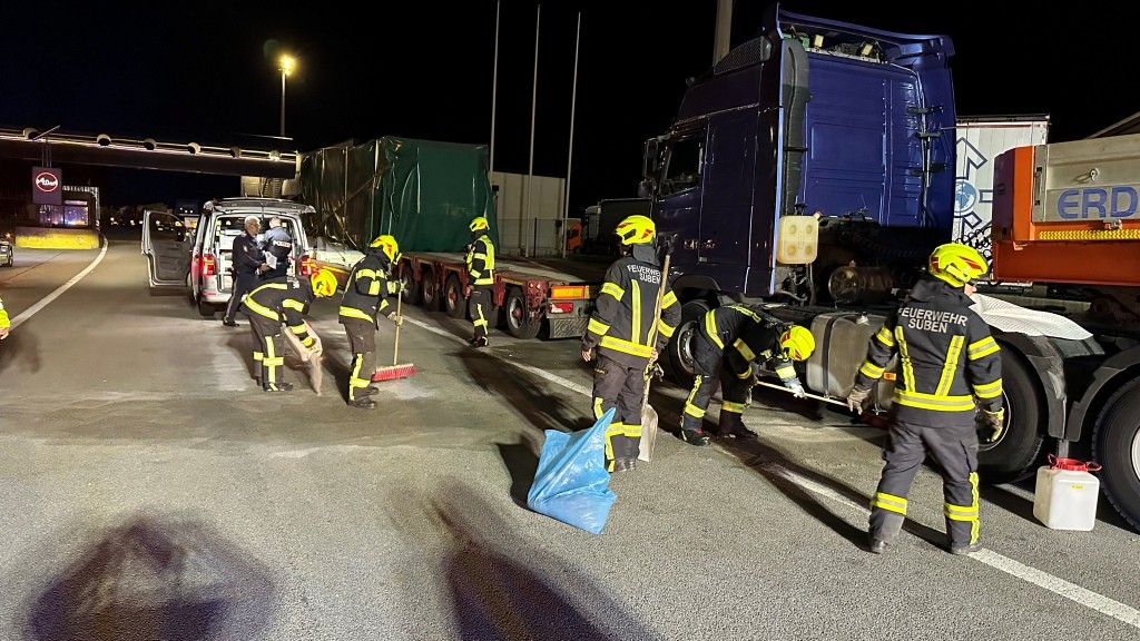 Ölspur auf der A8 / Zollamt Suben